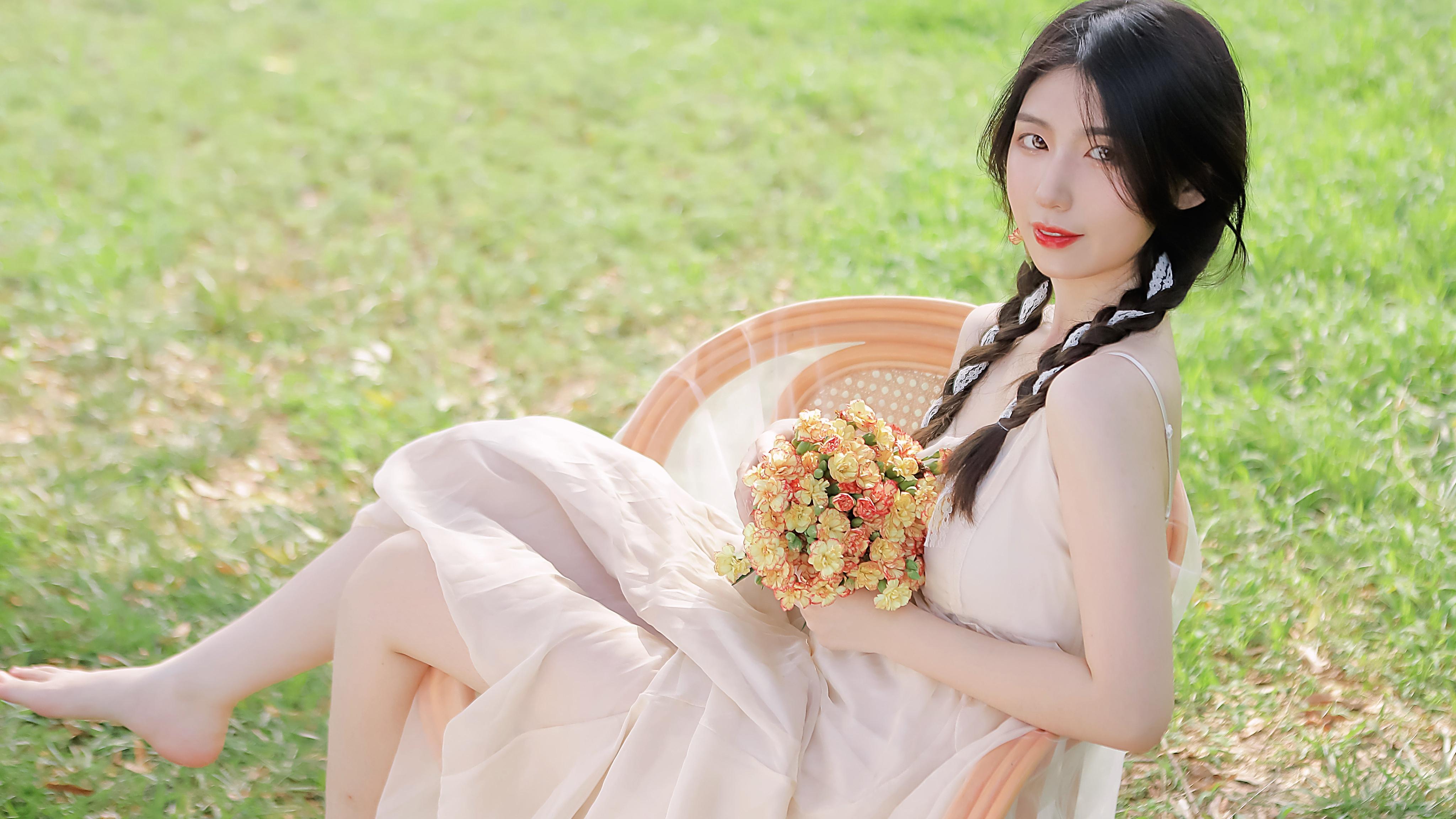 重庆高温天气持续 大熊猫洗冰水浴防暑降温